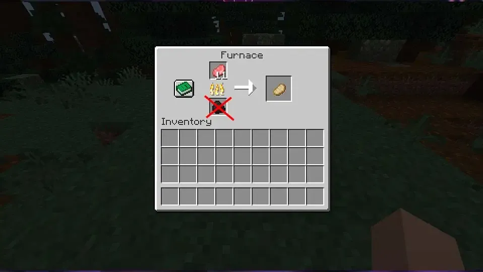 Menu del horno de Minecraft con una carne cocinándose y el carbon con un tachado