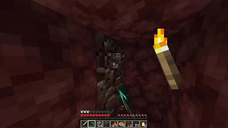 Jugador en el Nether con un fondo de lava y minando bloques de ancient debris