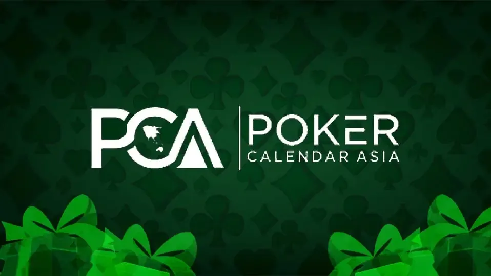 Logo de Poker Calendar Asia con un fondo de cartas de poker y reglas verdes